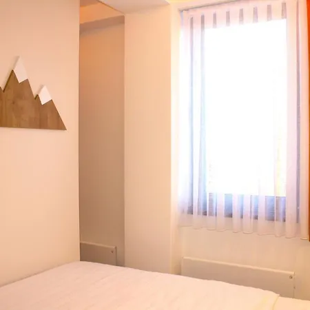 Zlatni Javor 206 アパート *