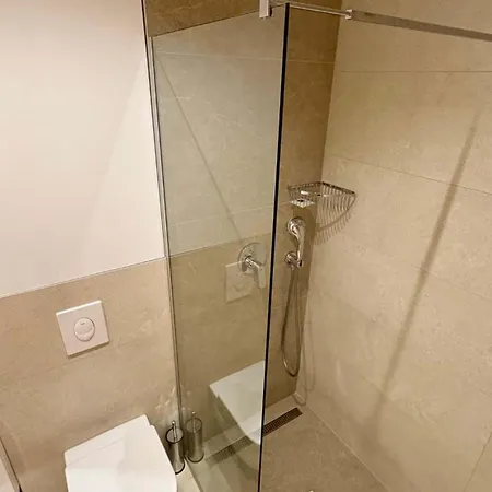 Zlatni Javor 206 アパート