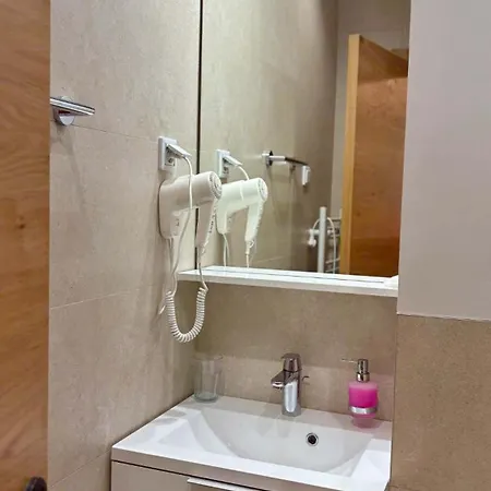 Zlatni Javor 206 アパート *